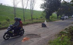 Jalan Kayuapak-Lalung Rusak Parah, DPUPR Sukoharjo: Itu Kewenangan Karanganyar