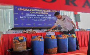 Polri Tangkap Warga Negara Iran Penyeludup 264 Kg Sabu Cair di Teluk Banten