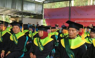 Unik! Ada Sekolah Khusus Warga Lansia di Brebes