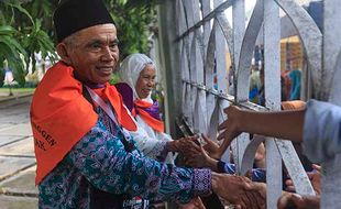 Momen Perpisahan Tradisi Mengantar Jemaah Calon Haji di Asrama Haji Donohudan