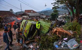 Alami Rem Blong, Truk Bermuatan Air Mineral Terguling di Nagreg