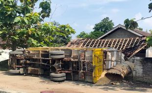 Lewati Jalan Rusak, Truk Bermuatan Sekam Terguling di Celep Kedawung Sragen