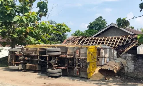 Lewati Jalan Rusak, Truk Bermuatan Sekam Terguling di Celep Kedawung Sragen