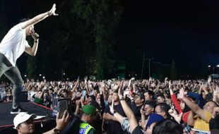 Membeludak, 10.000 Orang Jadi Saksi Penampilan Noah Band di Alun-alun Wonogiri