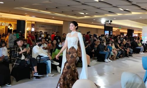 Pengunjung Sambut Meriah Peragaan Busana Puluhan Model di Pakuwon Mall Solobaru