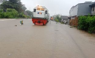 Banjir Genangi Rel di Jember, Perjalanan Kereta Api Sempat Terganggu