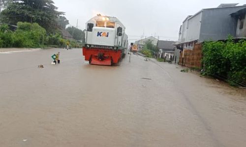 Banjir Genangi Rel di Jember, Perjalanan Kereta Api Sempat Terganggu