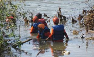 Kurangi Timbunan Sampah, Ratusan Orang Turun ke Sungai Bengawan Solo Wonogiri