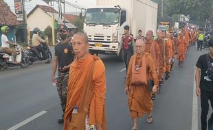 32 Biksu Thudong dari Thailand Tiba di Batang, Warga Berikan Hasil Bumi