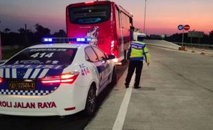 Bus DPRD Surabaya Tabrak Truk di Jalan Tol Pasuruan