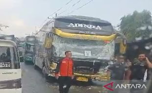 Bus Rombongan Calon Haji Asal Pamekasan Alami Kecelakaan di Jalan