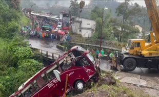 Butuh 4 Jam untuk Evakuasi Bangkai Bus Pariwisata Terperosok ke Sungai di Guci