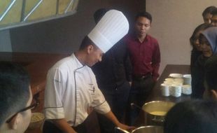 Kerap Masak di Luar Negeri, Ini Profil Chef Warung Steak Tengah Ladang Boyolali