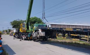 Butuh 2 Jam, Evakuasi Truk Masuk Sawah Wonosari Klaten Jadi Tontonan Warga