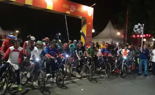 Diikuti Ribuan Orang, Intip Kemeriahan Night Fun Gowes di Alun-Alun Wonogiri