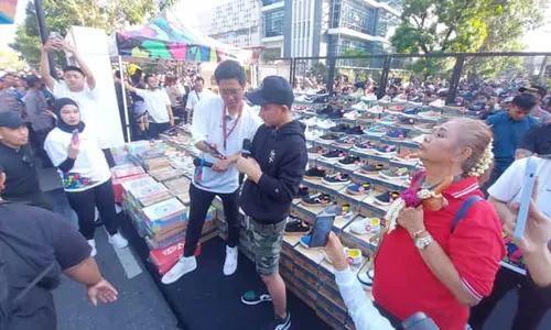 HP Hilang Dicopet saat Bagi Sepatu Gratis di CFD Solo, Gibran akan Bantu Warga