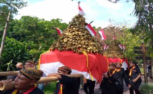 Meriah! 1.444 Ketupat Dibagikan saat Grebeg Syawal Solo Safari