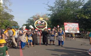 Punakawan Ajak Pengunjung CFD Solo Tertawa di Hari Tawa Sedunia