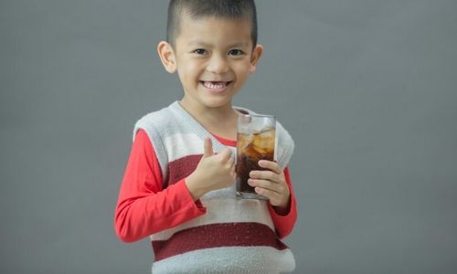 Kenali Bahaya Anak Sering Minum Soda, Batasi sebelum Terlambat