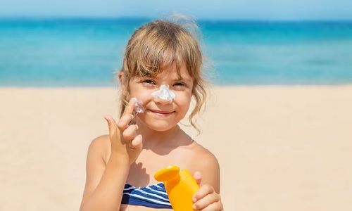 Pentingnya Penggunaan Sunscreen Sejak Usia Anak-anak, Ini Tujuannya