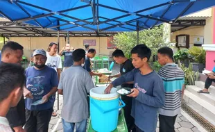 Sajikan Nasi Padang Gratis, Jumat Berkah Perdana di Klaten Tengah Diserbu Warga