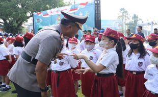 Momen Hardiknas Jadi Ajang Kapolresta Solo Kenalkan Polisi Baik ke Anak-Anak