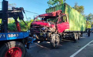 Truk Sundul Truk di Jalan Solo-Semarang Ampel Boyolali, Pecahan Kaca Berserakan