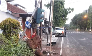 Ngantuk saat Nyetir, Anggota TNI Tabrak Lampu Bangjo di Gunung Giri Wonogiri