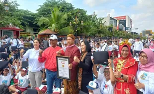 Kado Istimewa Hardiknas, Kota Madiun Pecahkan Rekor MURI Pembagian Chromebook