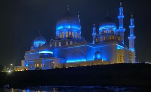 Terpikat Eksotisme Malam di Masjid Raya Sheikh Zayed Solo