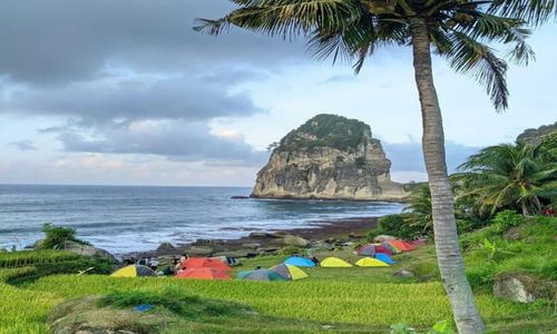 Pantai Pangasan, Destinasi Wisata Hidden Gem di Pacitan, Tiket Masuk Rp10.000