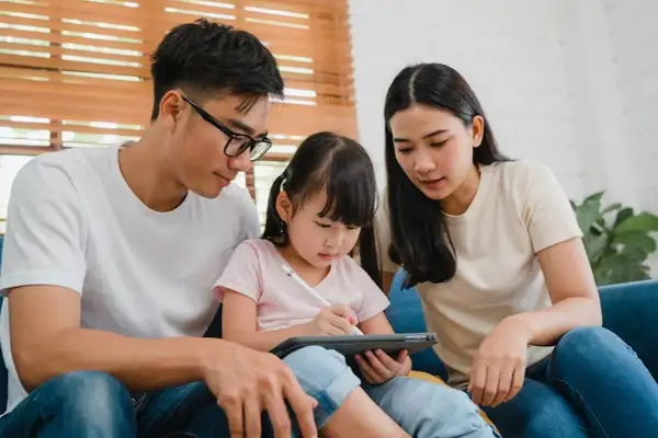 Komunikasi 2 Arah & Stabilitas Ekonomi Jadi Tantangan Parenting di Era Digital