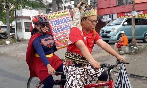 "Pasutri Superhero" Gowes dari Sukoharjo ke Solo demi Timnas SEA Games 2023