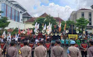 Bawaslu Kota Semarang Pelototi Aksi Buruh di Depan Kantor Ganjar Pranowo