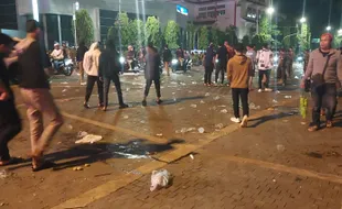 Seusai Nobar Timnas Indonesia, Jl Jendral Sudirman Solo Kotor dengan Sampah