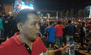 Membeludak, Nobar Timnas Kibarkan Bendera Merah Putih Raksasa