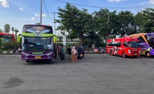 Antre Lama, Pengunjung Masjid Sheikh Zayed Keluhkan Shuttle Bus dari Tirtonadi