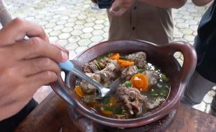 Nikmatnya Sop Kambing Gerabah di Warung Perbatasan Klaten, Penyajiannya Unik!