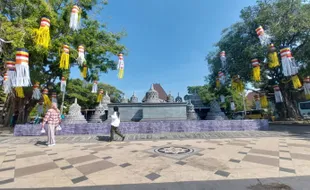 Ornamen dan Stupa untuk Memeriahkan Waisak 2567 TB Terpasang di Balai Kota Solo