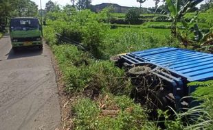 Hindari Pemotor, Truk Terguling ke Ladang di Jalur Alternatif Sawit Boyolali