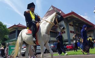 Lulus dari Pascasarjana UGM, Kakek-Kakek Ini Keliling Naik Kuda saat Wisuda