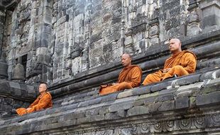 Kunjungi Candi Prambanan & Sewu, Biksu Thudong Melihat Jejak Hindu-Buddha