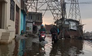 Prabowo Pamerkan Rumah Terapung Unhan Penahan Air Laut di Pantura Jawa