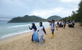 Pelindo Ajak Warga Bersih-Bersih Pantai Lampuuk Aceh, 331 Kg Sampah Terkumpul