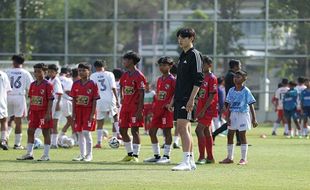 Tim Pelatih Jeonbuk Korsel Beri Coaching Clinic Seratusan Siswa SSB di Solo