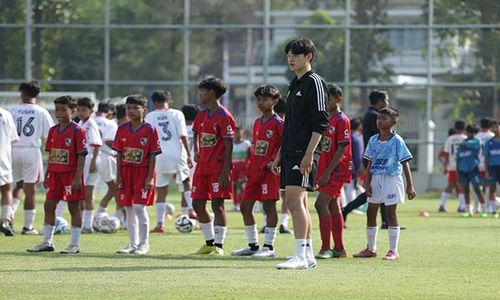 Tim Pelatih Jeonbuk Korsel Beri Coaching Clinic Seratusan Siswa SSB di Solo