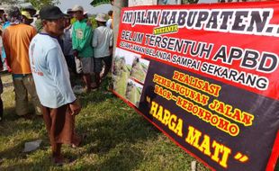 Petani Aksi Ngrampal Tuntut Perbaikan Jalan Rusak, Begini Respons DPU Sragen