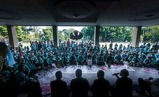 Sampaikan 7 Tuntutan, Ratusan Mahasiswa UNS Geruduk Gedung Rektorat