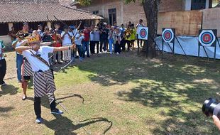 Tinjau Desa Wisata Wayang Klaten, Menparekraf Coba Jemparingan & Pahat Wayang