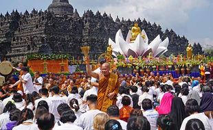 Potret Ribuan Umat Buddha Ikuti Detik-detik Waisak di Candi Borobudur Magelang